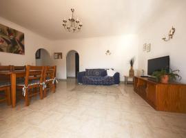 cozy sunny peaceful flat with swimming pool, hotel in Burgau