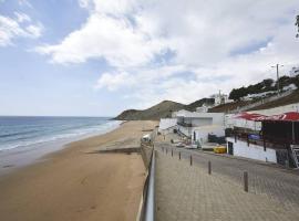 cozy sunny peaceful flat with swimming pool, ξενοδοχείο σε Burgau