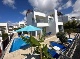 Villa Aqua Sunrise 1km From Beach With Sea Views, Hotel in Coral Bay