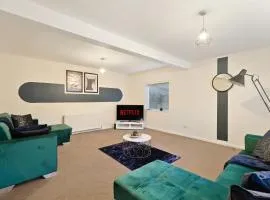 20 percent off! Large Spacious Abode with Games Room!