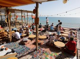 Locals Taghazout surfcamp, hotel di Taghazout