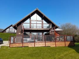3 bed Lodge with EV point, hotel v destinaci Truro