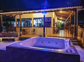 VILLA ALEJANDRA - Hermosa FINCA cerca al centro - Sendero - Jacuzzi, loma-asunto kohteessa Popayan