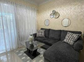 Three bedroom, two bath flat in San Isidro, Santo Domingo Este, hotell i Mendoza