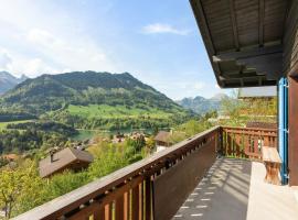 Chalet with a breathtaking view - Gruyère region, hotell i Crésuz