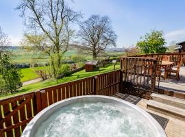 Mountain Ash Lodge with Hot Tub, hotell i Cupar