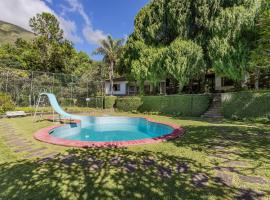 Aconchegante Sítio na Serra com piscina em Itaipava, holiday home sa Itaipava