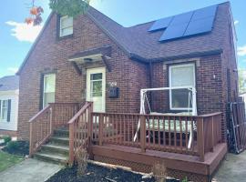 The House Hotels - Fulton - 4 Bedroom House in Old Brooklyn 1 Mile to the Zoo, apartmen di Cleveland