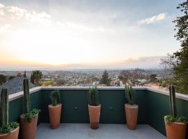 PANORAMA DE LA PARROQUIA Amazing Sunsets! Triplex 4BR Centro Home with Rooftop Parroquia Views, hotel i San Miguel de Allende