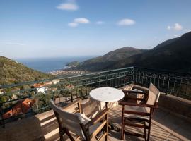 Stone house with panoramic view, hotel in Tiros