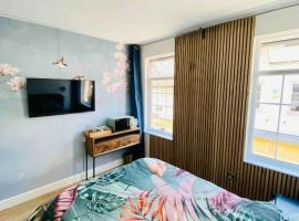 New studio flat overlooking city centre, hotel in zona Kingston upon Thames Crown Court, Kingston upon Thames