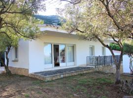 Casa familiar con jardín y vista al mar en Llançà - ES-228-9, hotel a Llançà
