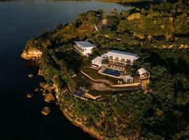 Exclusive Cliff House with Pool and Beach Access, cabaña o casa de campo en Dumanjug