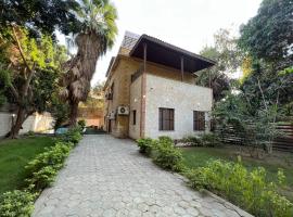 Especially villa with private entrance, garden and parking, hotel in Cairo