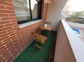 Elegante piso con terraza, garaje, piscina y AC