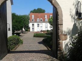 AMF Ferienwohnungen historischer Soutyhof, hotel with parking in Saarlouis