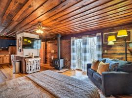 Cozy Tennessee Cabin Rental - 1 Mi to Lake, hotel v destinaci Frogue