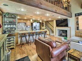 Balcony with Hot Tub Monkey Island Vacation Rental!, hótel í Afton