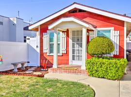 Colorful Long Beach Bungalow with Patio and Grill, family hotel in Long Beach