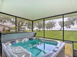 Cozy Frostproof Escape with Private Hot Tub!, vacation home in Frostproof