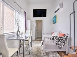 Chatsworth Studio with Tennis Court Access! โรงแรมสำหรับครอบครัวในแชทสเวิร์ธ