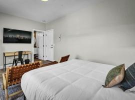 Single Bedroom - Queen Size. Heart of Downtown Vista, hotelli kohteessa Vista