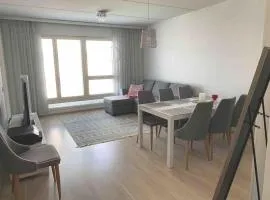 Uusi tilava kaksio Jyväskylän ydinkeskustassa 53 m2、ユヴァスキュラのビーチ周辺のバケーションレンタル