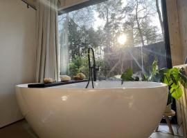 Vague Luxurious Tiny House Luxe Wellness, Spa Bad,Beamer, Veluwe、ヌンスペートのホテル