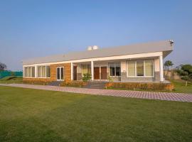 Luxury Farmhouse Stay, Pure Vegetarian- Santushti Farm, NCR, resort en Tibri