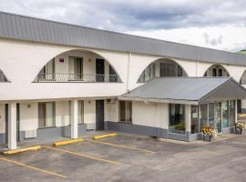 Howard Johnson by Wyndham Downtown Kamloops, pet-friendly hotel in Kamloops