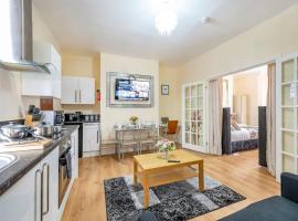 *1va* ground floor apartment setup for your most amazing & relaxed stay + Free Parking + Free Fast WiFi *, apartment in Killingbeck