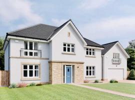 Glasgow Central Luxurious Villa - Spacious and Contemporary. 13 mins Drv to Glasgow City Centre. 6 bedrooms, 5 Bathrooms, Double Garage, E Car Charging, Huge Garden. Excellent Location, Golf Course minutes away. Corporate Clients Welcome!, hotel in Newton Mearns