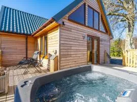 Roe Deer Lodge with Hot Tub