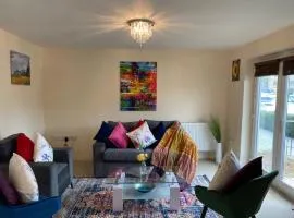 Exquisite Modern Homely 2 Bed Apartment with On-street Parking, Super Fast WIFI & 5 mins drive to Science & Business Parks