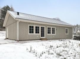 3 Bedroom Amazing Home In Motala, cottage in Motala