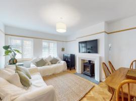 Stunning 2 bed flat in Richmond, alojamiento con cocina en Kew