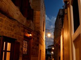 The three story old town house, hotell i Rhodos by