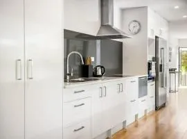 Forest View Apartment with Parking and Garden