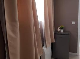 Private room in the appartment- Nearby Versailles, отель в городе Гюйанкур