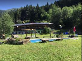 Camping & Chalet Pian della Regina: Cevo'da bir otel