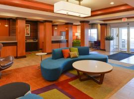 Fairfield Inn & Suites Bloomington, מלון ליד נמל התעופה האיזורי סנטרל אילינוי - BMI, בלומינגטון