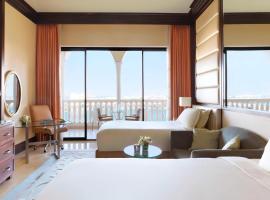 The Ritz-Carlton Abu Dhabi, Grand Canal, hotelli kohteessa Abu Dhabi lähellä maamerkkiä Sheikh Zayedin suuri moskeija