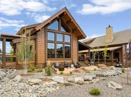 Elk Haven Lodge Two Large Patios Private Jacuzzi Indoor and Outdoor Fireplace