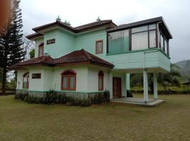 Villa Ciater carera 1, hotel in Ciater