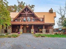 Alpine Oasis- Secluded Cabin 17 acres Outdoor Swimming Pool Access