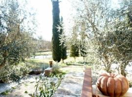 Charming cocoon 100sqm for 4p with infinity pool, hotel s bazénem v destinaci Châteauneuf