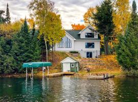 Fishing Haven Family Home on Indian Lake, hótel í Three Lakes