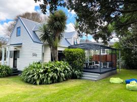 The Escape Artist - Whiritoa Holiday Home, hotel with parking in Whiritoa