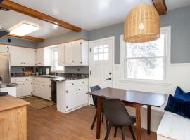NEW Charming Home in the Heart of North Fargo, holiday home in Fargo