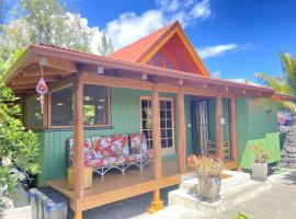 PELE'S SHALA - Sweet Seaview Sanctuary near Ocean, Beach, and Kalani!、パホアのホテル